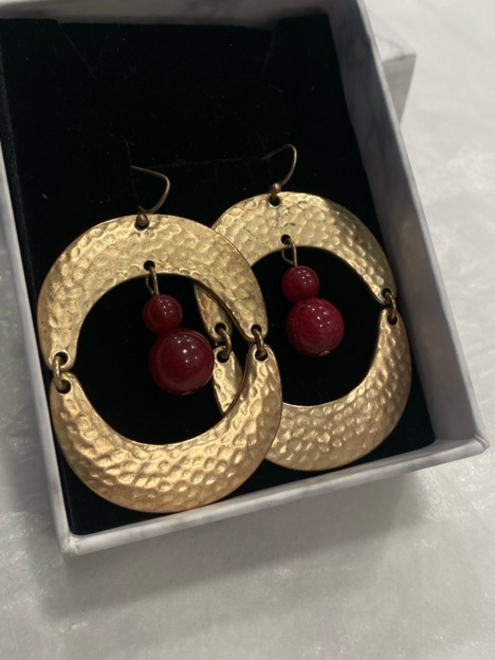 Hammered Gold Tone Statement Earrings Red Bead Drop Boho Chic Lightweight - Picture 5 of 6